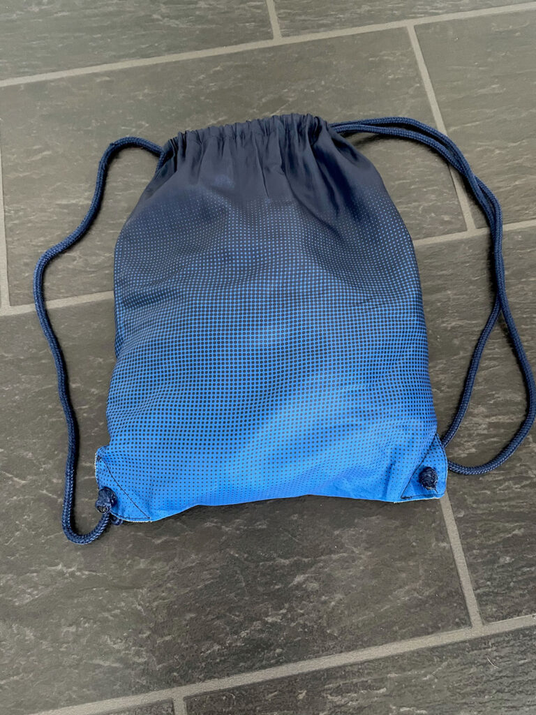 En blå gymnastikpåse.