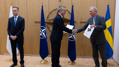 Bild på när Nato fick Sveriges och Finlands Nato-ansökningar