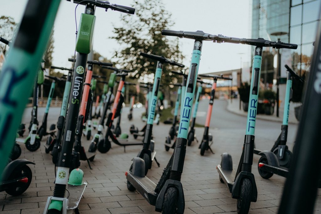 Bild på en massa elsparkcyklar som står parkerade i centrala Göteborg.